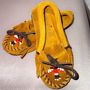 Kids Minnetonk Moccasins Size 8